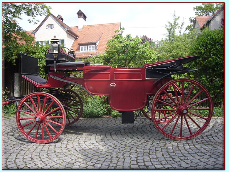 roter Glaslandauer Kutsche der Kutscherei Hans Holzmann in München Schwabing